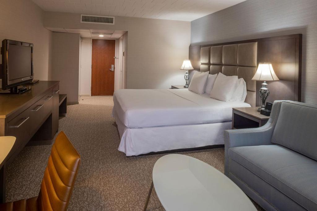 Radisson Hotel Hauppauge-Long Island Exterior photo